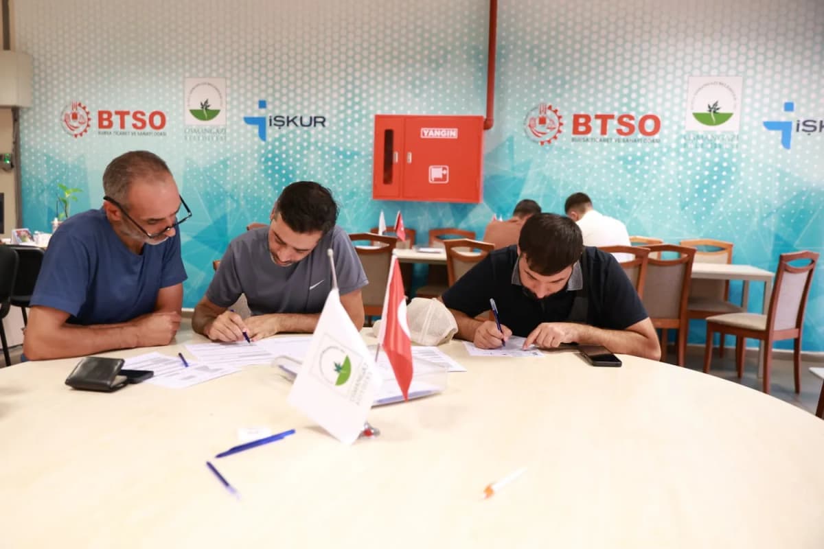 Vatandaş Form Doldururken: Katılımcılar başvuru belgelerini dikkatle tamamlıyor.