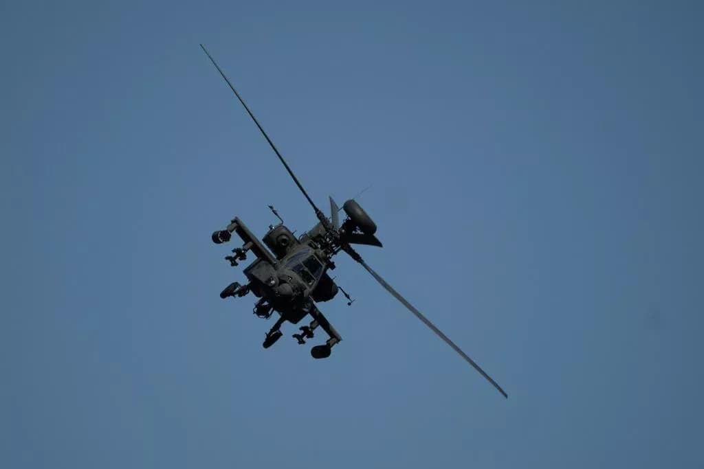Teksas'taki bir ordu üssünde AH-64 Apache saldırı helikopteri düştü