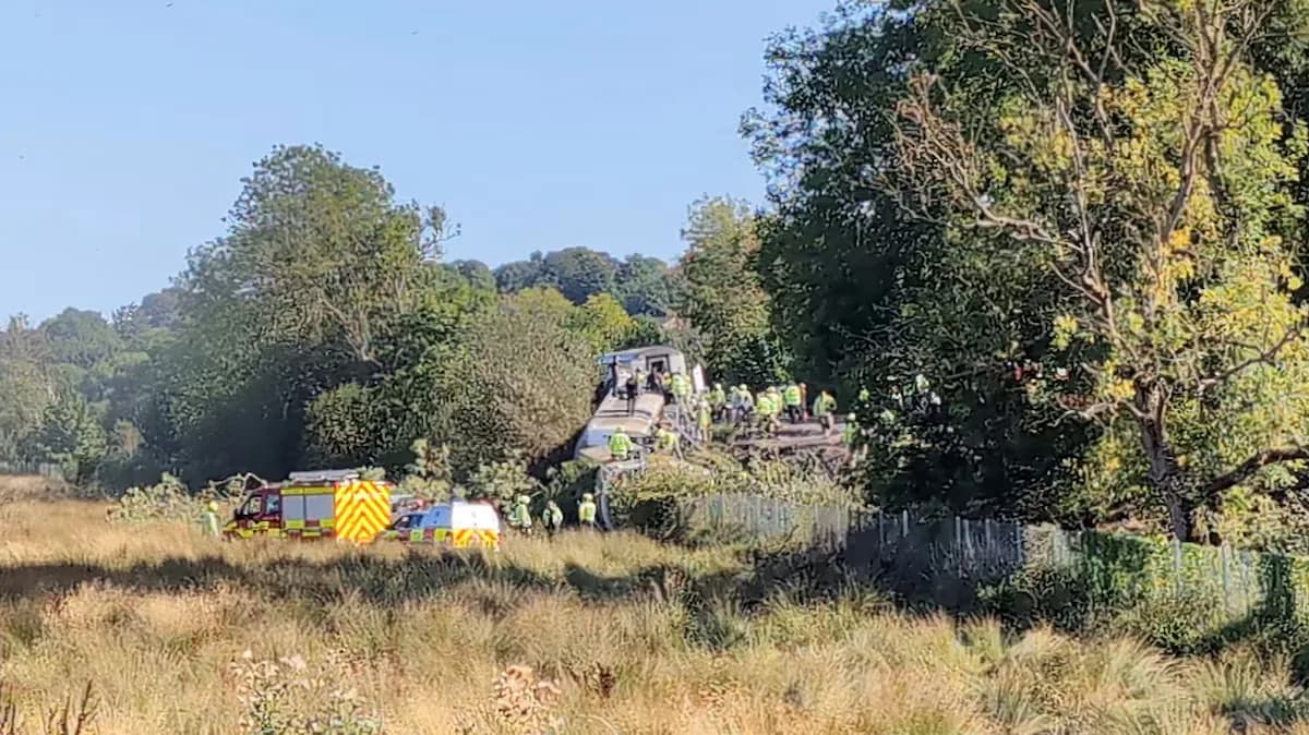 İngiltere'de yolcu treni raydan çıktı: 11 yaralı var