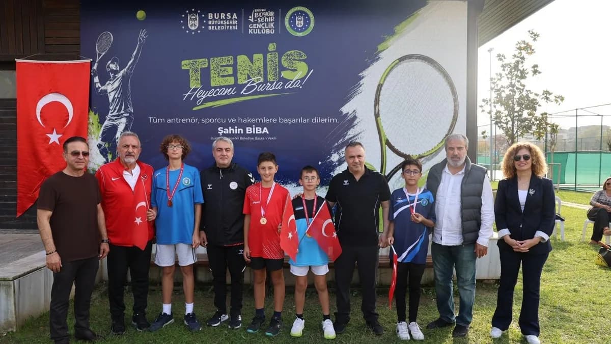 Cumhuriyet coşkusu tenis kortlarına taşındı