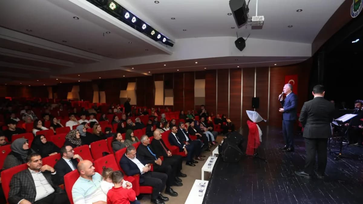 İnegöl Belediyesi Gençlik Korosundan Cumhuriyet Konseri
