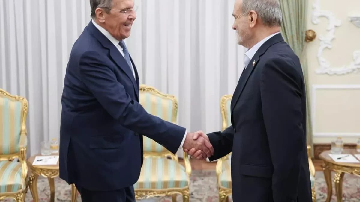 Lavrov, İran Cumhurbaşkanı Pezeşkiyan ile görüştü