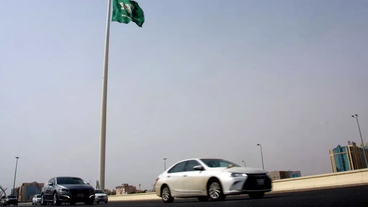 Suudi Arabistan’da füze parçaları düştü: 1 yaralı