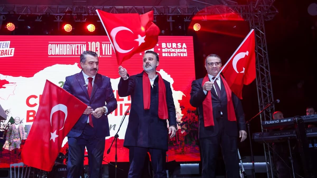 Yağmura rağmen Bursa’da Cumhuriyet coşkusu dinmedi