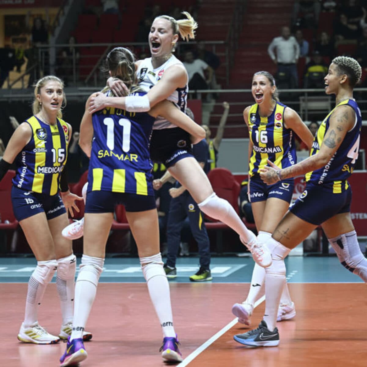 Voleybol derbisinde zafer Fenerbahçe'nin!