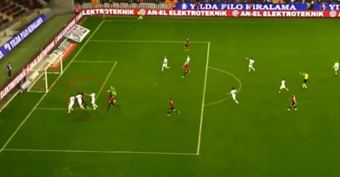 Süper Lig'de ilginç an! Kavgayı ayırmak için kalesinden çıktı, gol yedi