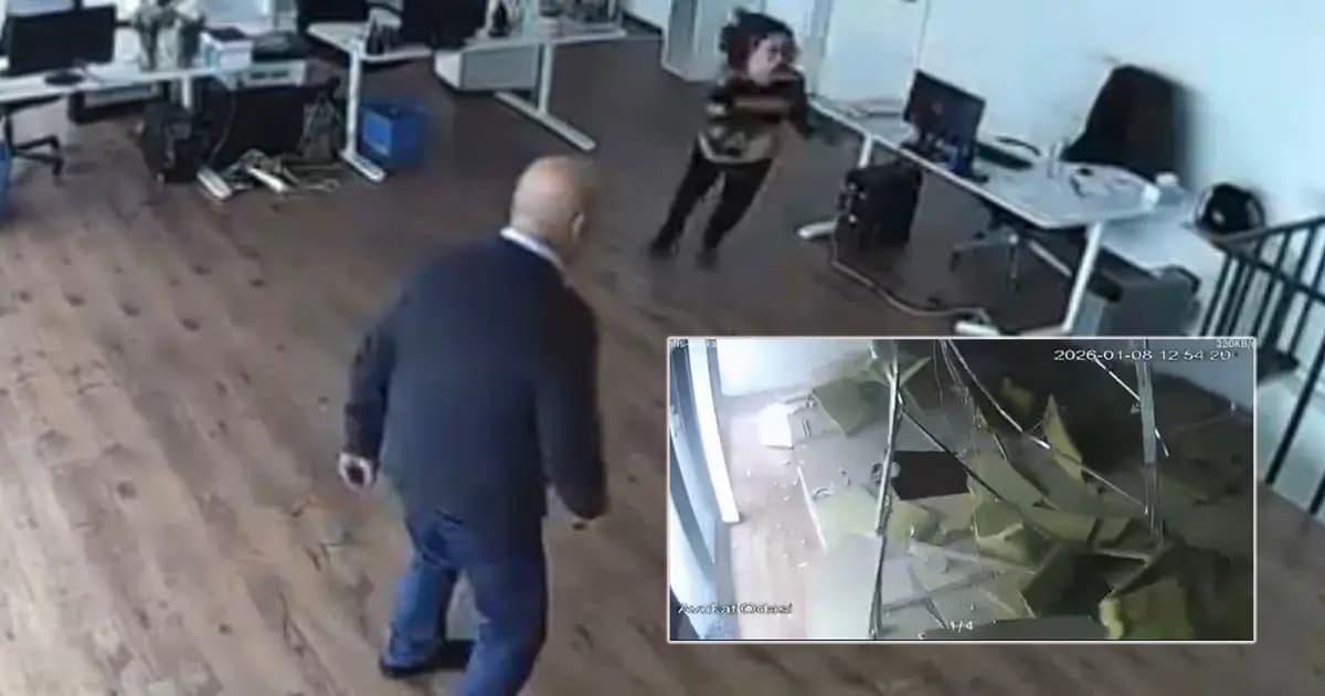 Bursa'da plazanın tavanı çöktü. Facia kıl payı atlatıldı