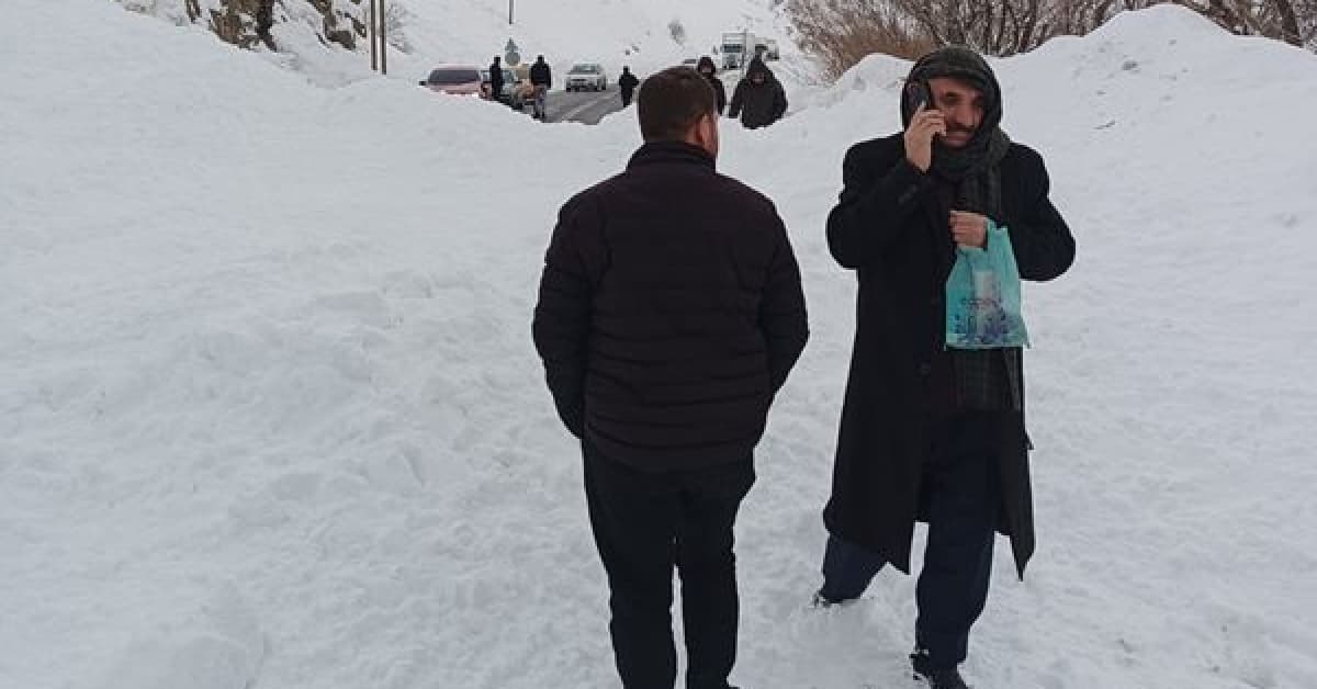 Hakkari- Van karayoluna çığ düştü