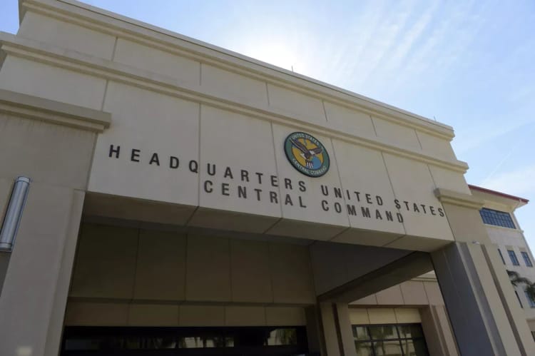 6 Şubat 2017 tarihli bu arşiv fotoğrafı, Tampa, Florida'daki MacDill Hava Kuvvetleri Üssü'nde bulunan ABD Merkez Komutanlığı'nı (CENTCOM) göstermektedir. Florida'daki ABD Merkez Komutanlığı karargahında görevli bir Donanma personelinin yeni tip koronavirüs testi pozitif çıktı. CENTCOM Sözcüsü Yüzbaşı Bill Urban, bu bilgiyi 21 Mart 2020 Cumartesi günü yayınladığı bir basın açıklamasıyla duyurdu. Urban, söz konusu personelin 15 Mart'ta yurt dışı seyahatinden ABD'ye döndüğünü ve evinde tedbir amaçlı karantinaya girdiğini belirtti.