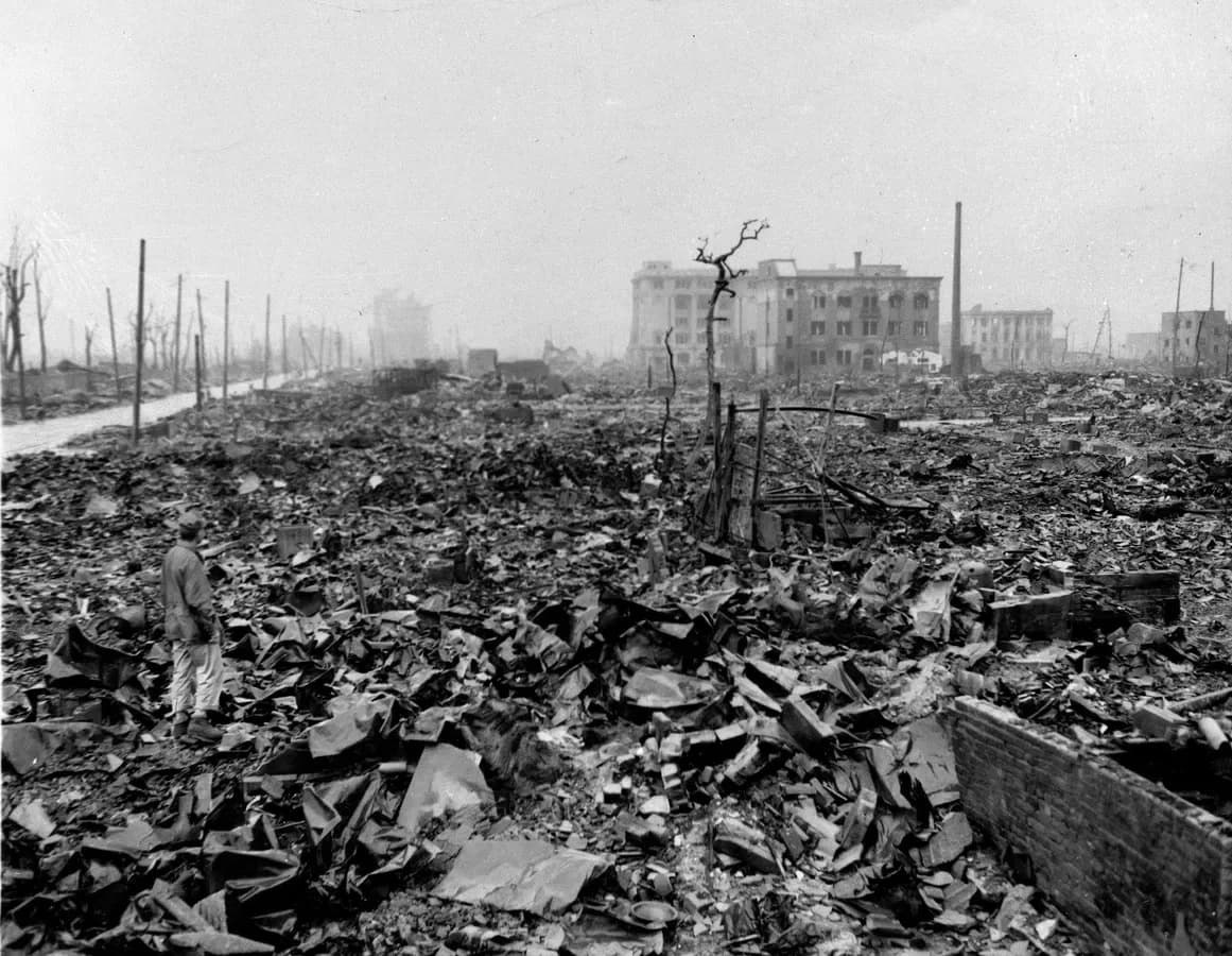 1945 tarihli bu arşiv fotoğrafı, Japonya'nın Hiroşima kentine atom bombası atılmasının ardından meydana gelen yıkımı gösteriyor