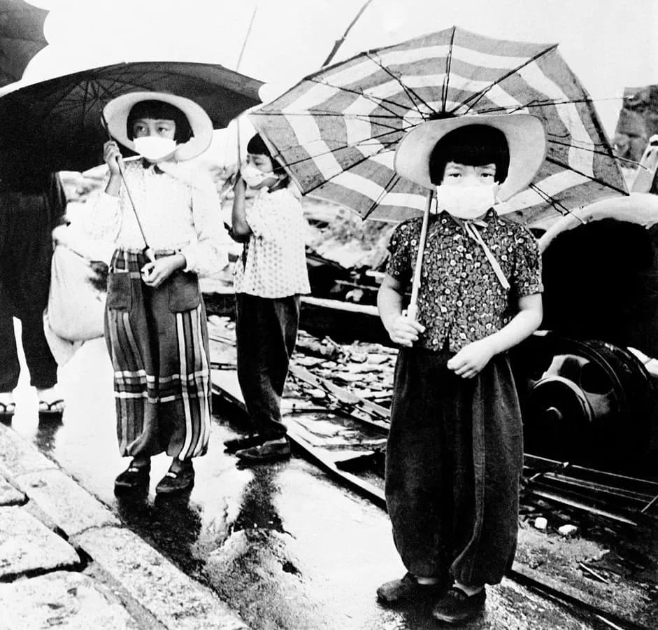 Maskeli Japon kızlar, Hiroşima'nın yıkılmış sokaklarında yürüyorlar