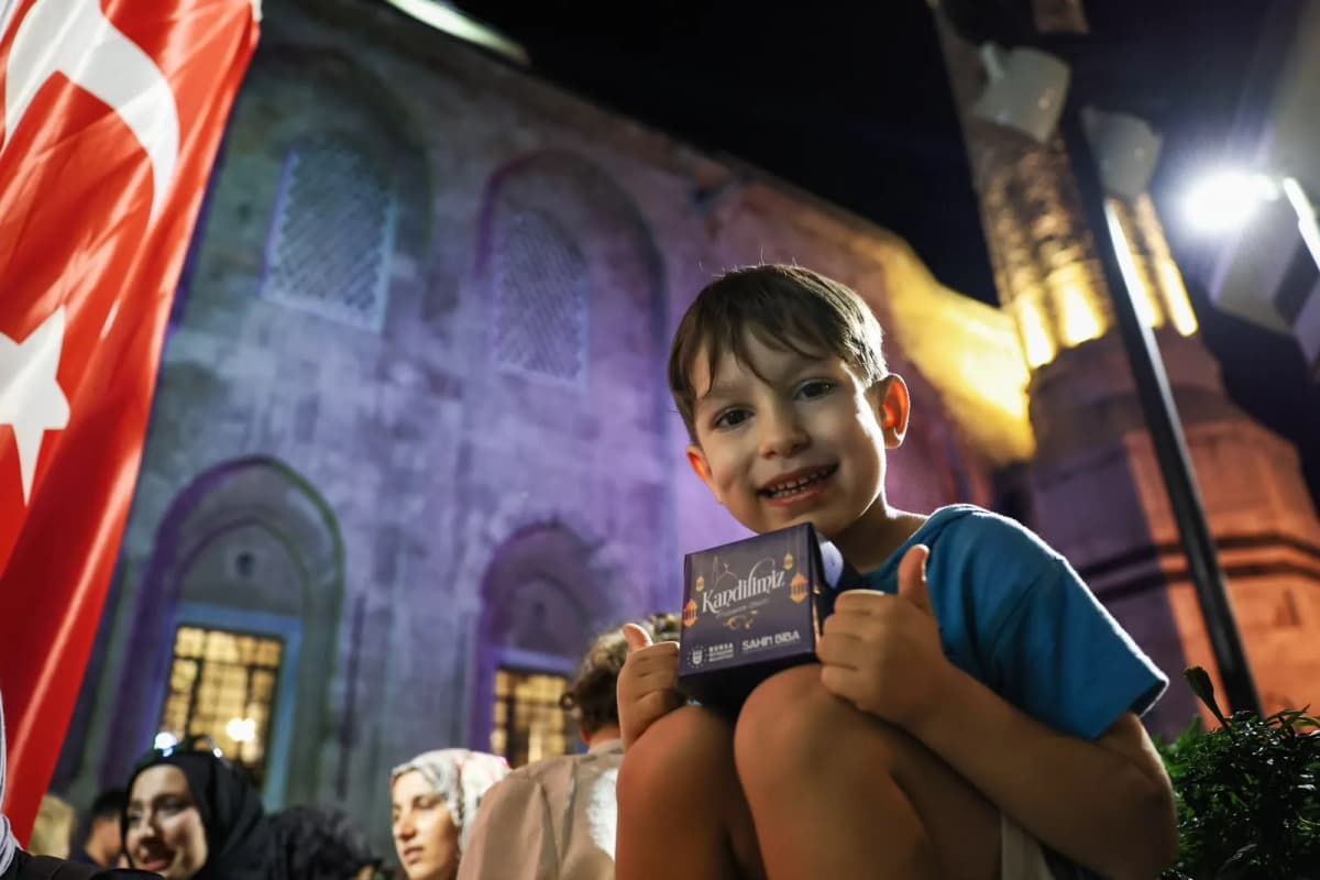 Bursa’da Mevlid Kandili coşkusu: Ulu Camii’nde kandil simidi ikramı