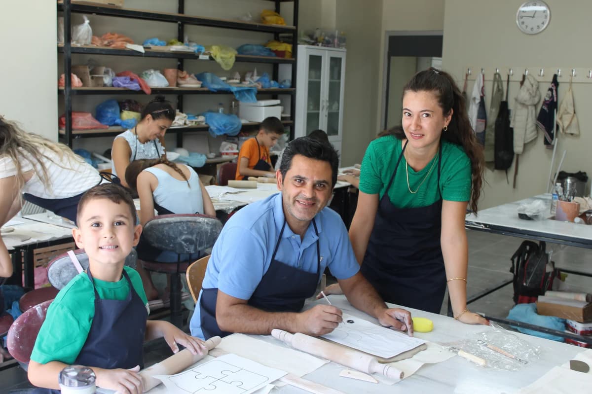 Nilüfer’de ebeveynler ve çocuklar seramik atölyesinde buluştu
