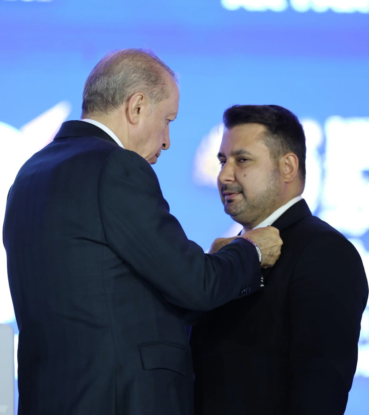 AK Parti’de 25. yıl coşkusu! Yeni katılanlara rozetleri Başkan Erdoğan’dan