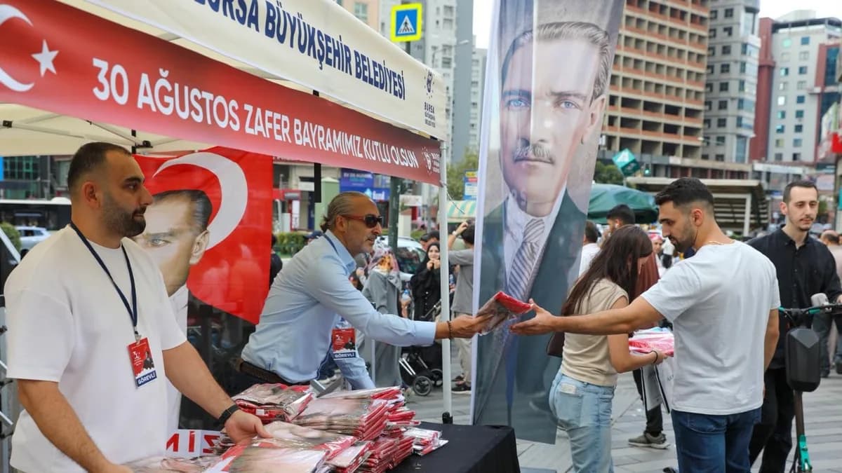 Bursa'da Zafer coşkusu ay yıldız ile taçlandı