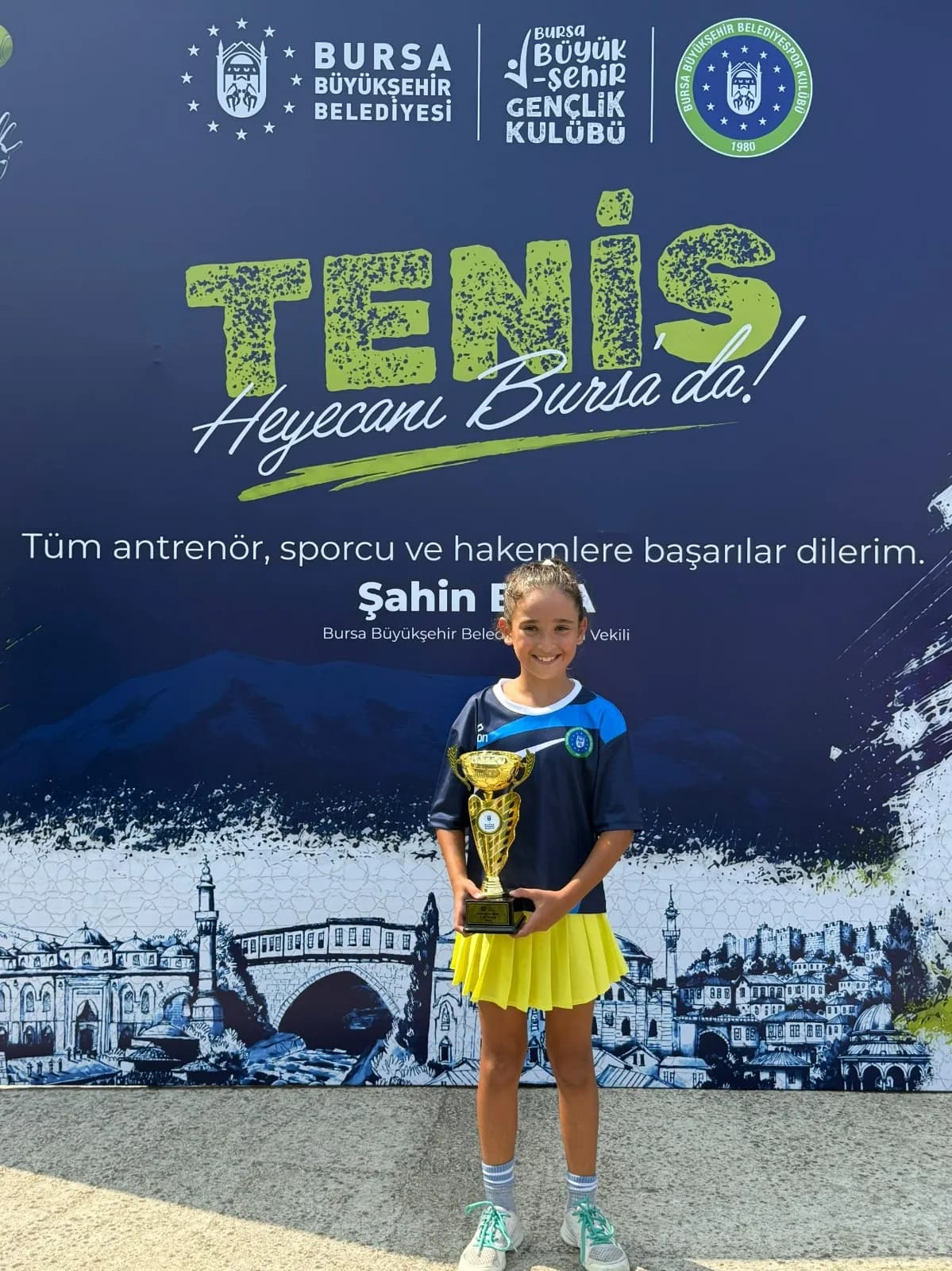 Büyükşehir Belediyespor tenisçileri kupaları topladı