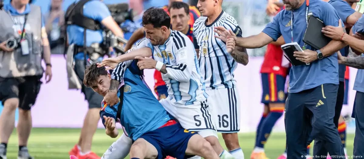 FIFA'dan Paredes'e 10, Molina'ya 7 maçtan men cezası