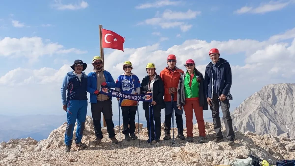 İnegöl Belediyesi Dağcıları 30 Ağustos Zafer Bayramı İçin Tırmandı