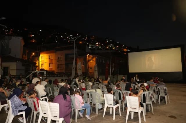 Mollafenari’de Sinema Perdesi Çocuklar İçin Açıldı
