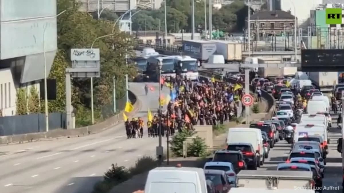 Grevler Fransa'yı felç etti, Macron'un popülaritesi düşüşte