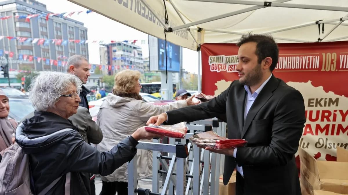 Büyükşehir'den Cumhuriyet Bayramı'na özel Türk bayraklı Atatürk posteri
