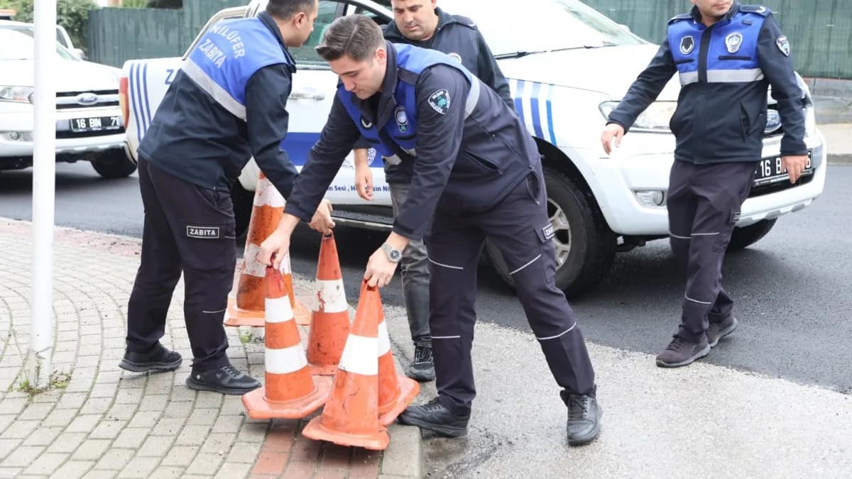 Nilüfer’de kaldırım ve yolları işgal eden tabelalar toplandı