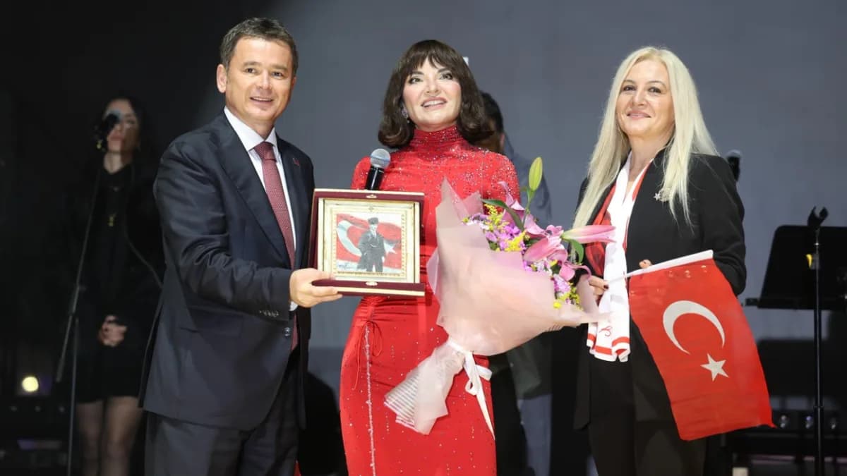 Osmangazi’de Cumhuriyet Coşkusu Göksel’in Şarkılarıyla Taçlandı