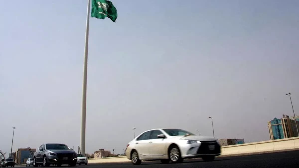 Suudi Arabistan’da füze parçaları düştü: 1 yaralı