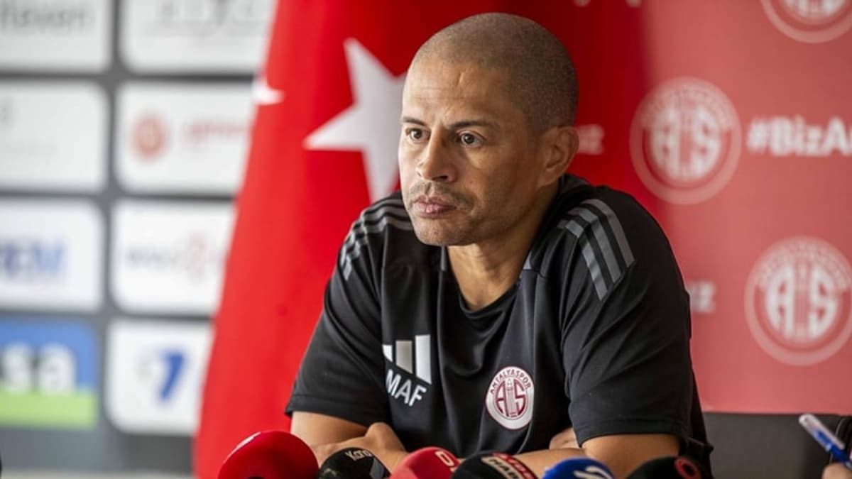 Antalyaspor yönetimi takımın başına yine bir eski Fenerbahçeliyi getirecek!
