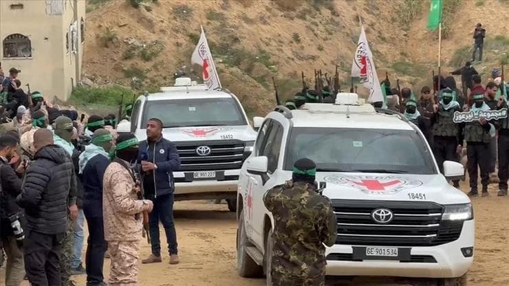 Gazze'de ilk aşamanın son esir takası! Hamas 6 İsrailli rehineyi Kızılhaç'a teslim etmeye başladı