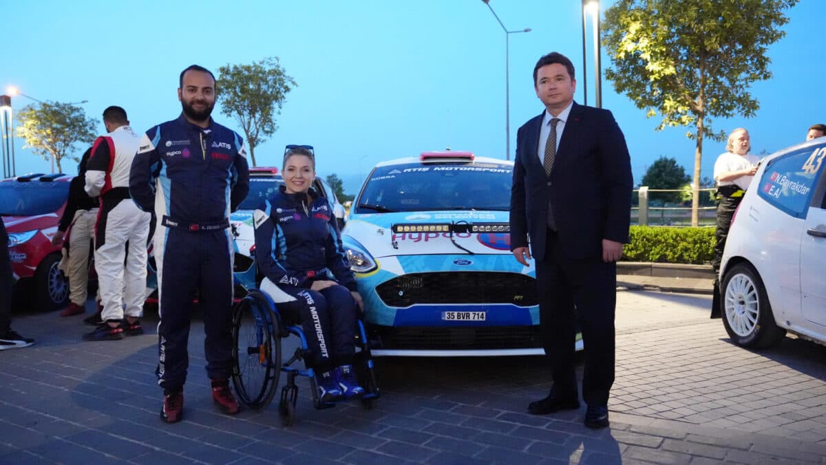 Engelli ralli pilotu Kübra aracını başarıdan başarıya sürüyor
