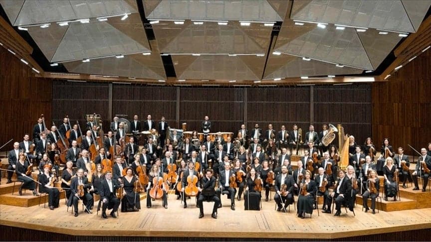 İsrailli orkestranın konser verdiğini duyunca salona sis bombası attılar