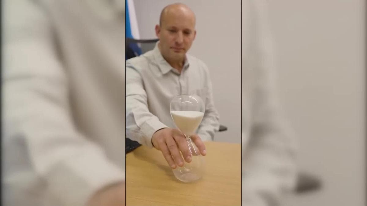 Eski İsrail Başbakanı Bennet'in kum saati detayı dikkat çekti: "Zamanı geldi" mesajı kime?