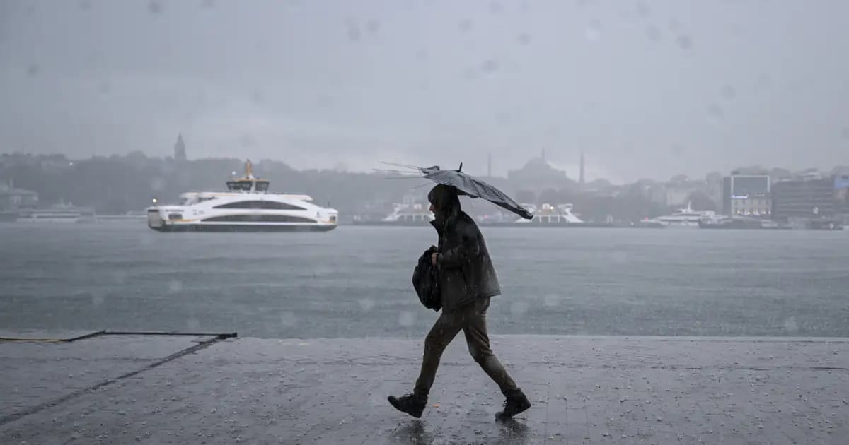 İstanbul'da sert lodos ve yağmur var. 24 il için fırtına uyarısı
