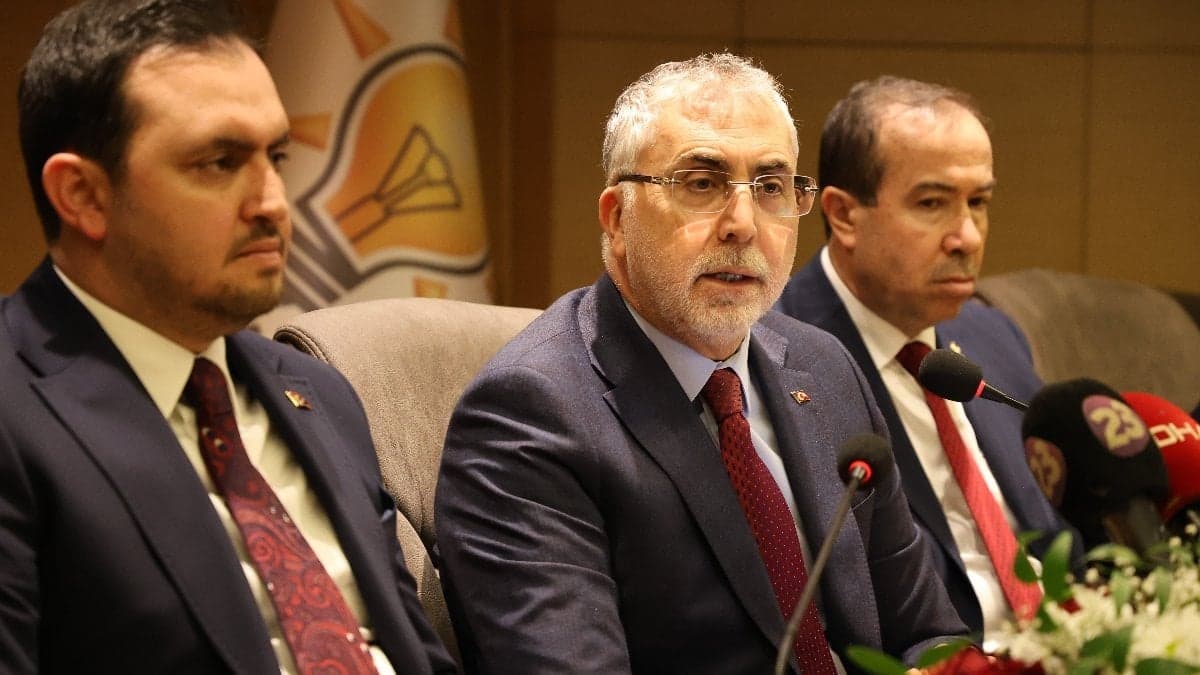 Vedat Işıkhan: Deprem bölgesinde sigortalı kişi sayısı 2 milyon 56 bin kişiye ulaştı