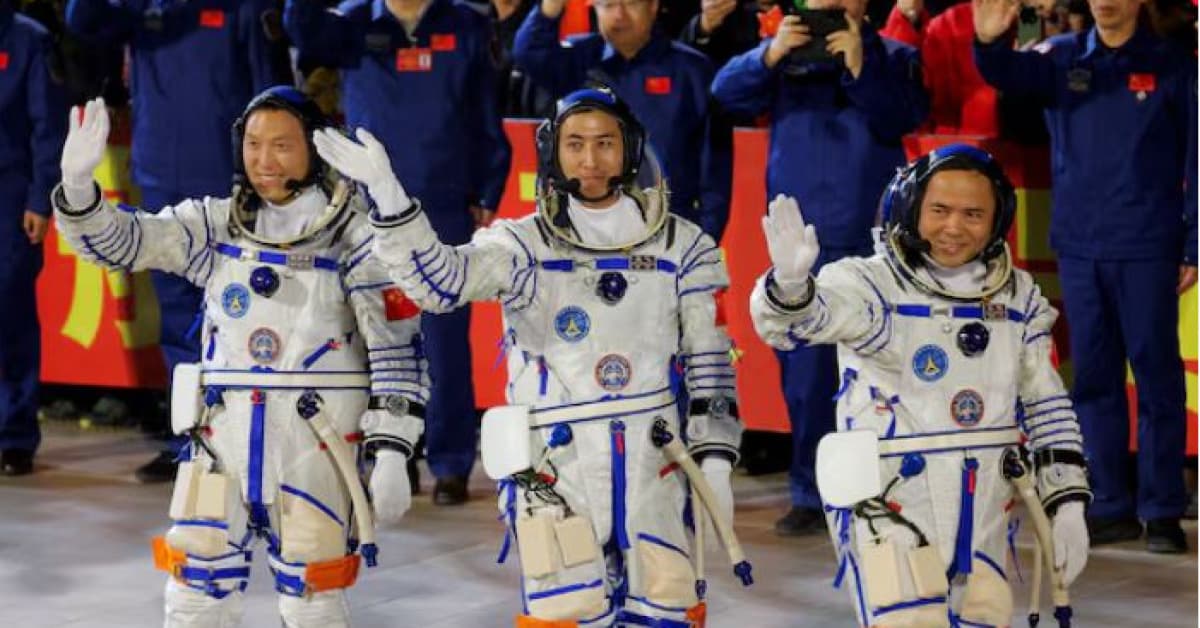 Çin'in astronot ekibi uzayda 1 ay daha kalacak