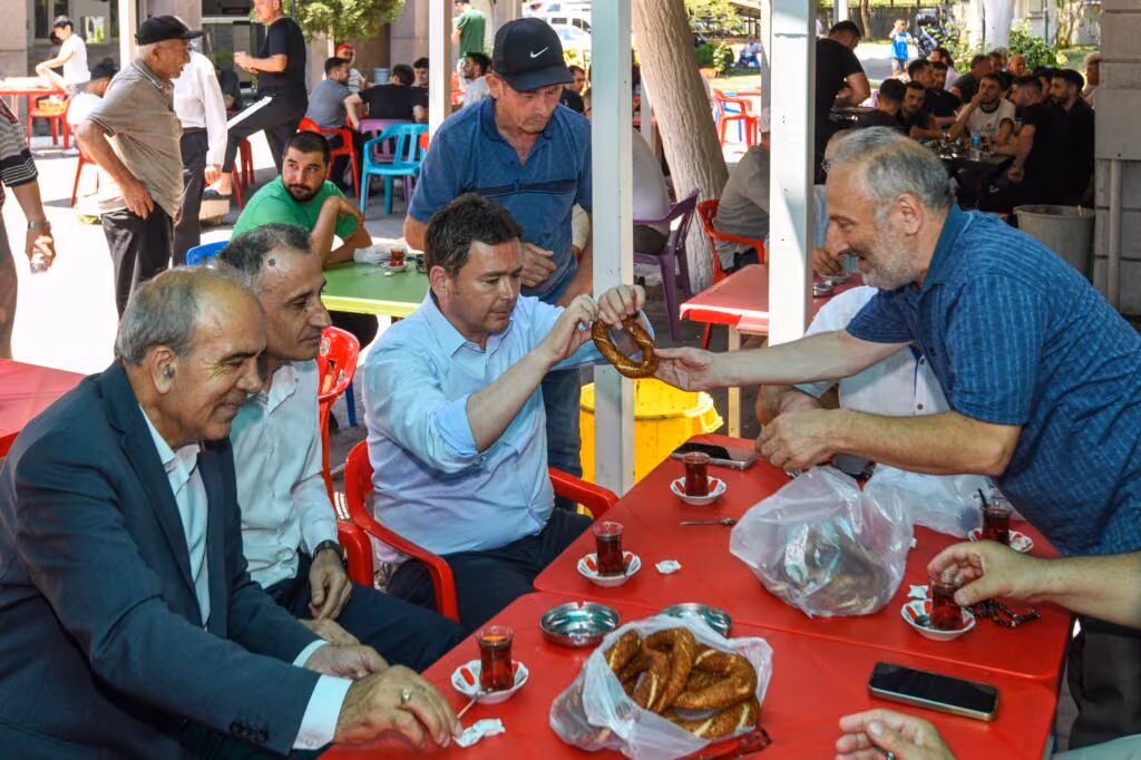 Erkan Aydın ile Etrafındakilere Simit paylaşımı