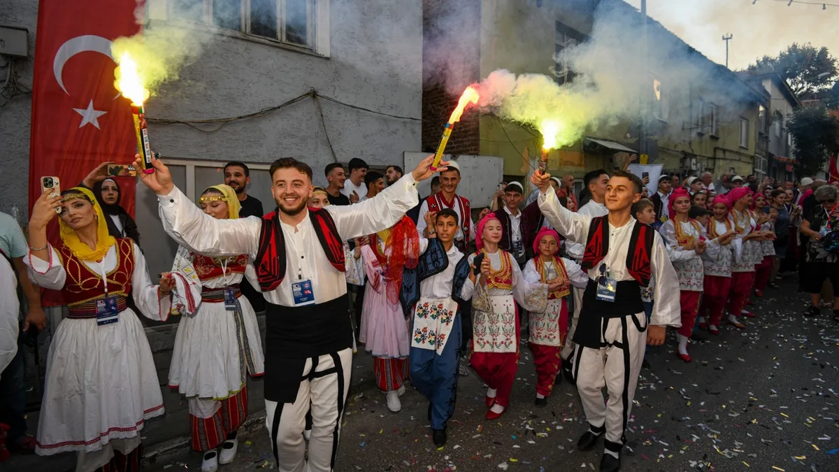 20. Osmangazi Belediyesi Uluslararası NAKEM Balkan Festivali kortejinde halk dansları ekipleri, meşaleler ve yöresel kıyafetlerle yürüyüş gerçekleştirdi.