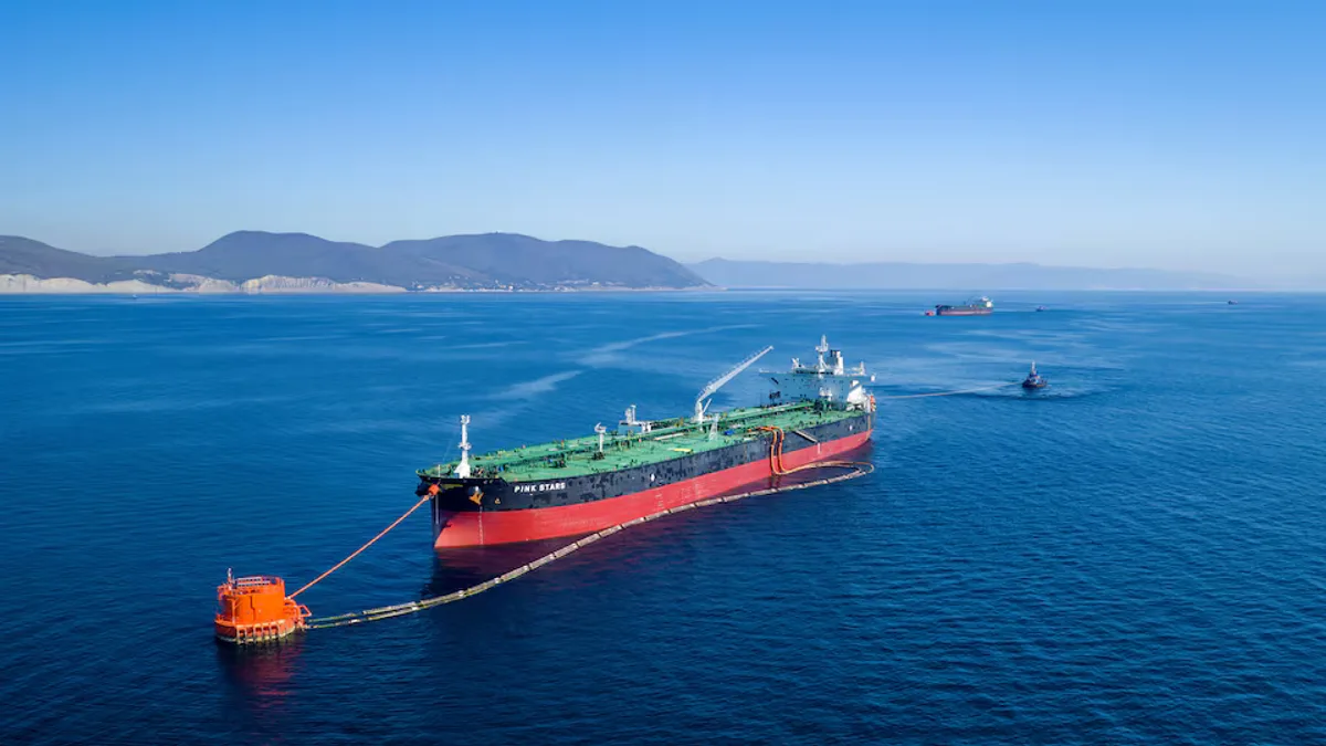 ABD İran çatışmasının yeniden tırmanması Hürmüz Boğazı'ndaki enerji sevkiyatını ve petrol fiyatlarını etkiledi