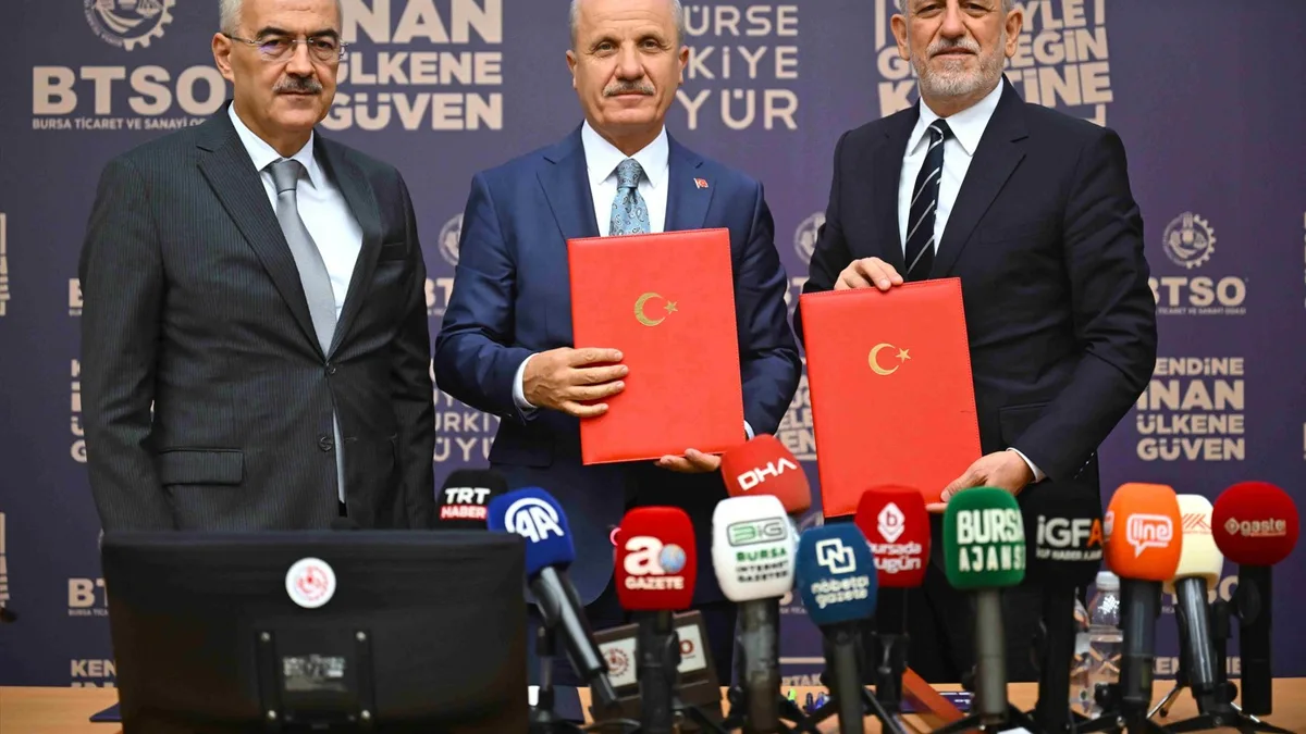 BTSO ile YÖK arasında imzalanan üniversite sanayi iş birliği protokolü töreninde Erol Ayyıldız, Erol Özvar ve İbrahim Burkay protokol dosyalarıyla birlikte poz verdi.