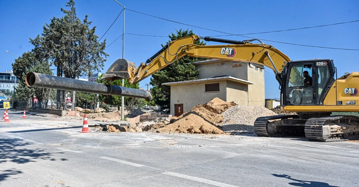 Bursa Büyükşehir Belediyesi’nin Orhangazi’de yürüttüğü içme suyu hattı yenileme çalışmalarında iş makinesi, yeni çelik boruların döşenmesi için çalışma yapıyor.
