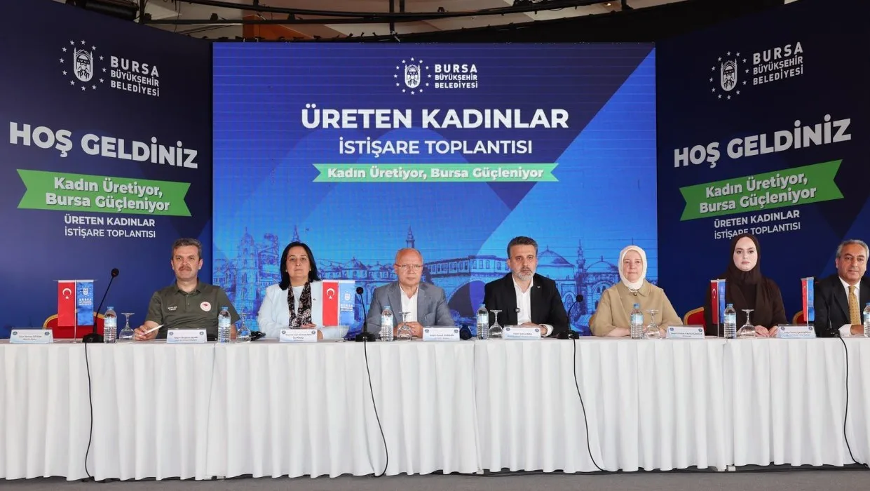 Bursa Büyükşehir Belediyesi’nin Üreten Kadınlar İstişare Toplantısı’nda protokol üyeleri, kadın emeğinin desteklenmesine yönelik projeleri değerlendirdi.