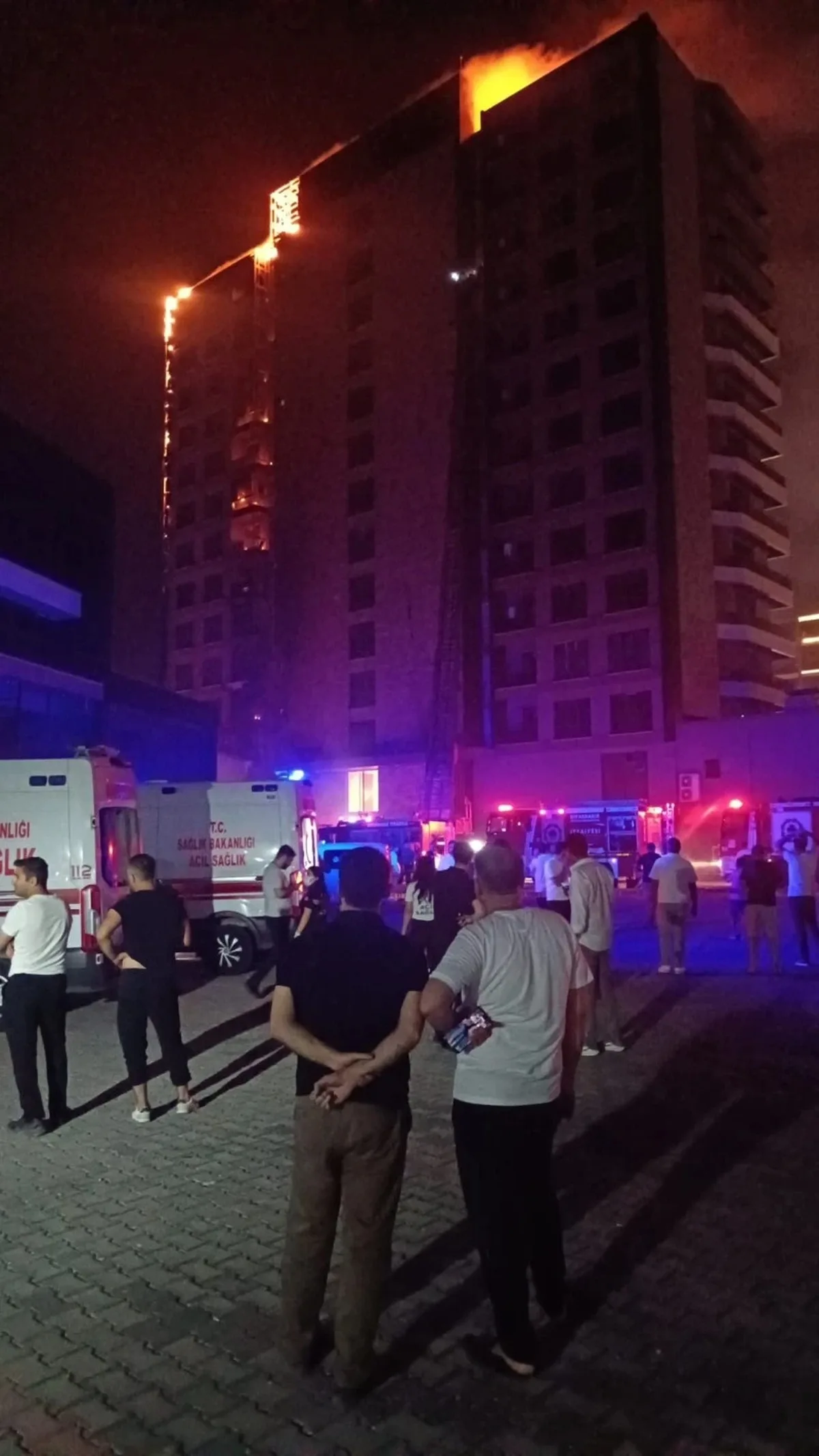 Diyarbakır Valisi Murat Zorluoğlu, Kayapınar’daki plaza yangınının ardından olay yerinde ekiplerden bilgi aldı.
