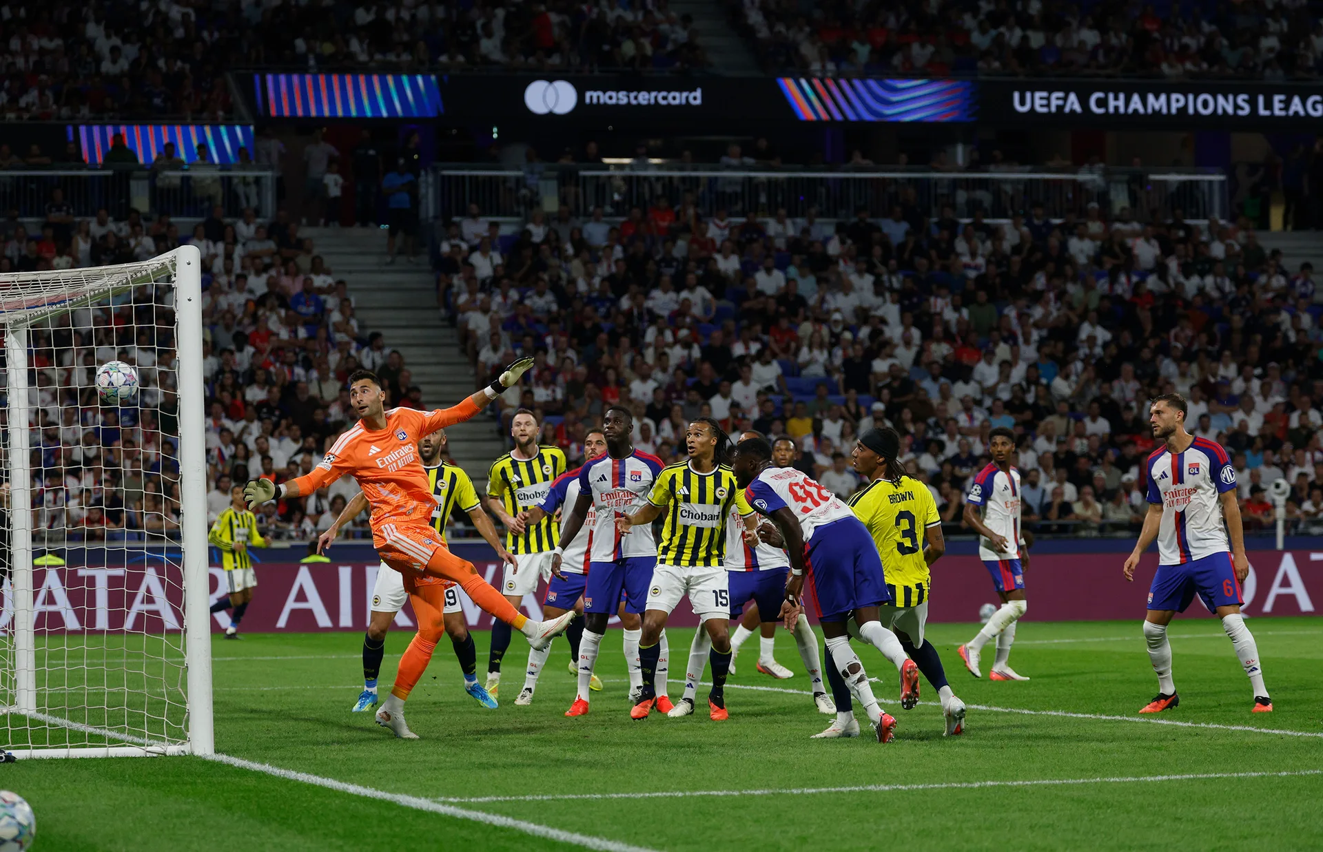 Fenerbahçe ile Lyon arasında oynanan UEFA Şampiyonlar Ligi maçında ceza sahasında yaşanan gol pozisyonu