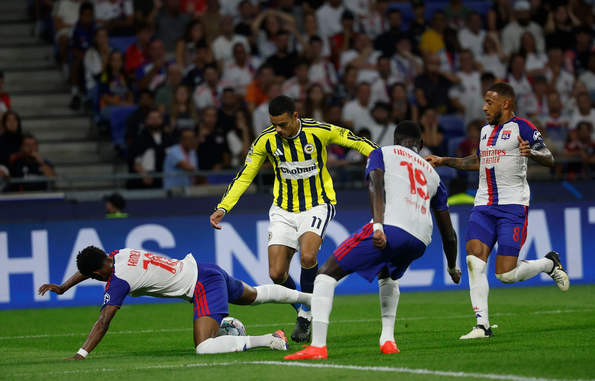 Fenerbahçeli futbolcu Lyon savunmasına karşı UEFA Şampiyonlar Ligi maçında hücum ederken