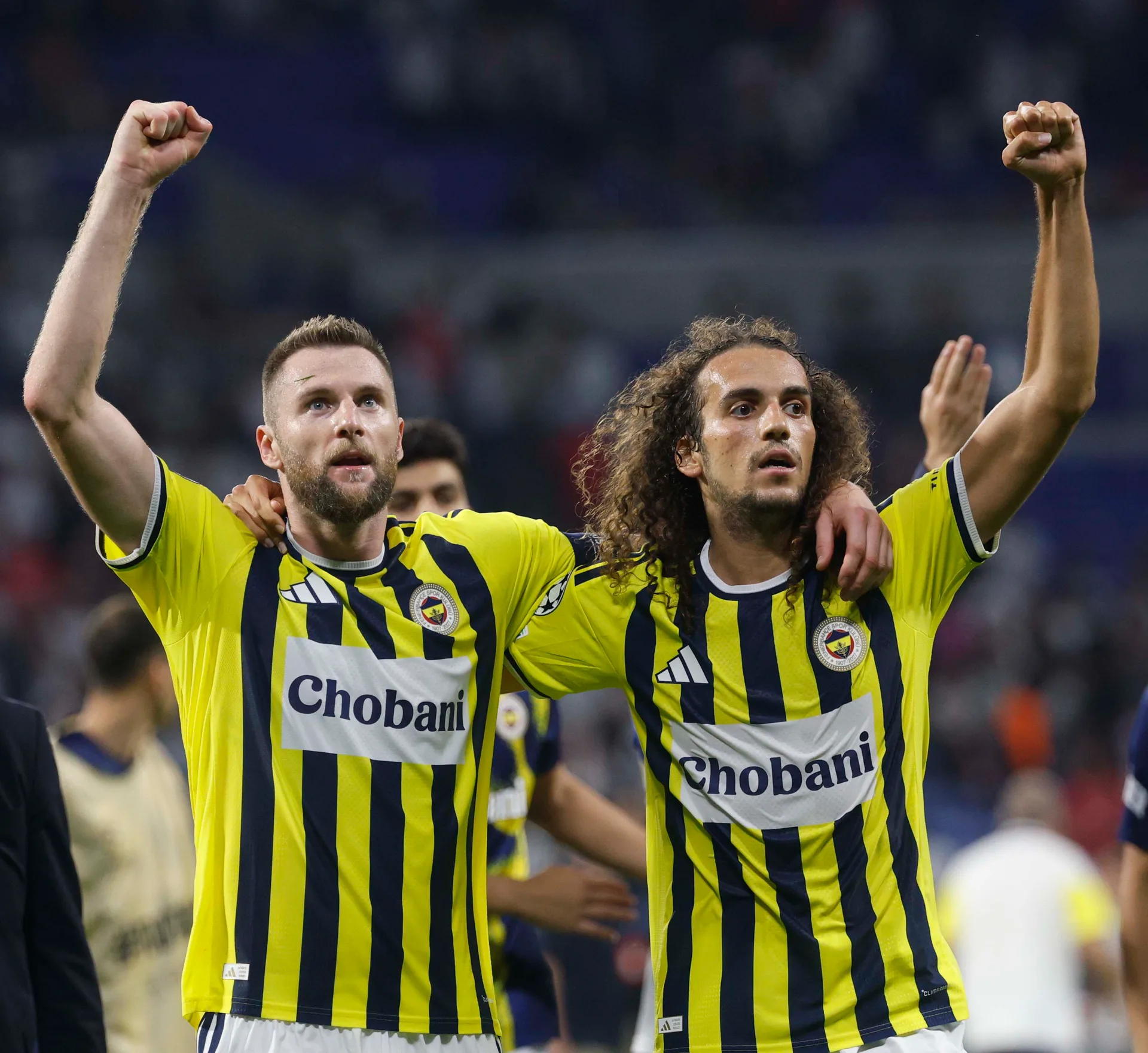 Fenerbahçeli iki futbolcu Lyon deplasmanındaki Şampiyonlar Ligi galibiyetinin ardından taraftarları selamlarken