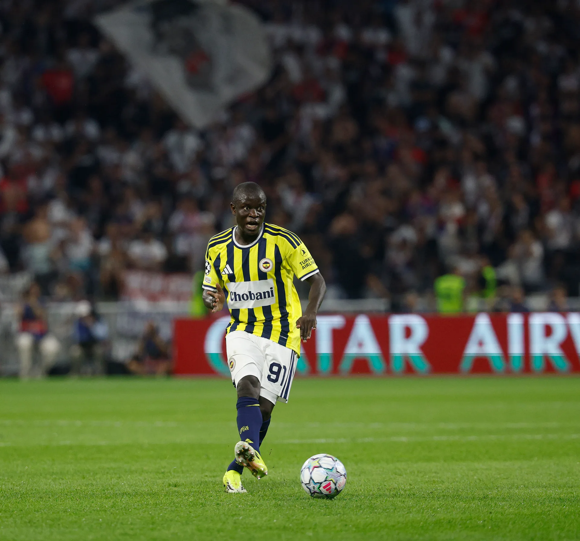 Fenerbahçeli orta saha oyuncusu Lyon deplasmanındaki UEFA Şampiyonlar Ligi karşılaşmasında topla ilerlerken
