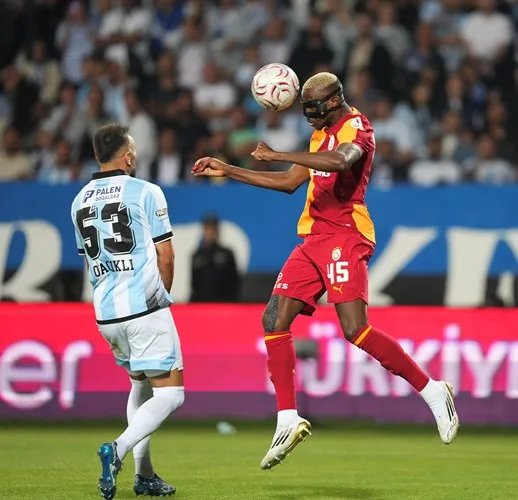 Galatasaraylı futbolcu, Erzurumspor karşılaşmasında hava topu mücadelesine yükselirken görüntülendi.