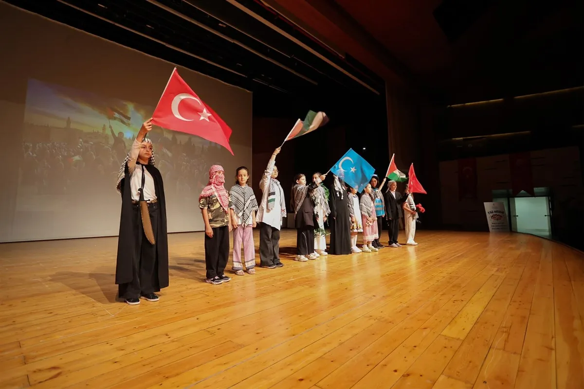 İlim Yayma Cemiyeti Bursa Şubesi Yaz Okulu Mezuniyet Programı’nda çocuklar, hazırladıkları sahne gösterisiyle katılımcıların karşısına çıktı.