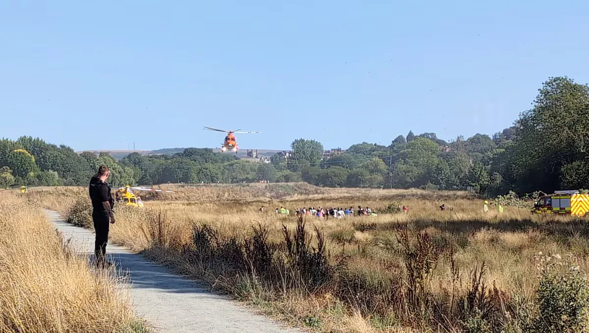 İngiltere'nin Doğu Sussex bölgesinde, 13 Ağustos 2026'da meydana gelen tren kazasının olduğu yerde acil servis ekipleri çalışıyor.
